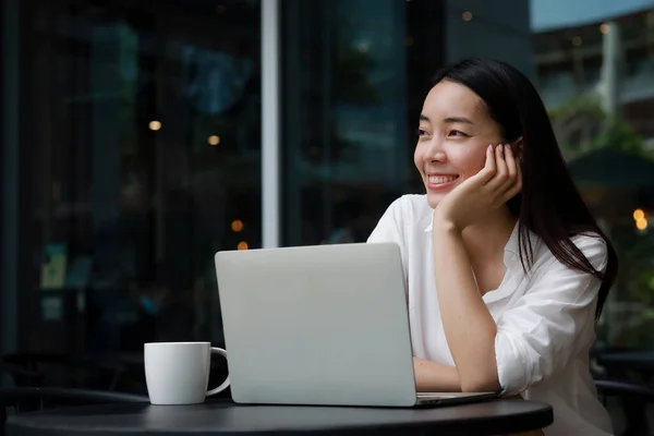 Asiatin Arbeitet Mit Computer Laptop Und Trinkt Kaffee Café Lächeln — Stockfoto