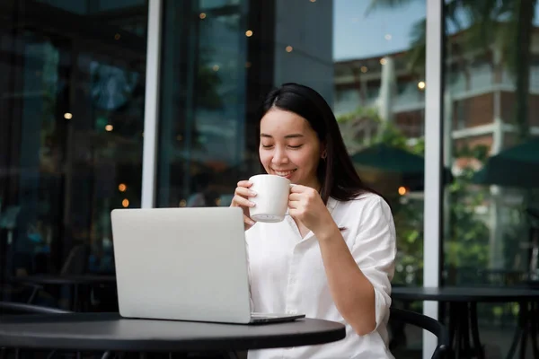 Asiatin Arbeitet Mit Computer Laptop Und Trinkt Kaffee Café Lächeln — Stockfoto