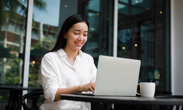 Asiatin Arbeitet Mit Computer Laptop Und Trinkt Kaffee Café Lächeln — Stockfoto