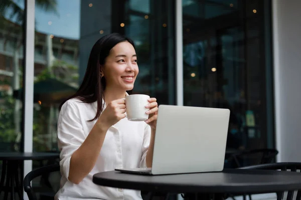 Asiatin Arbeitet Mit Computer Laptop Und Trinkt Kaffee Café Lächeln — Stockfoto