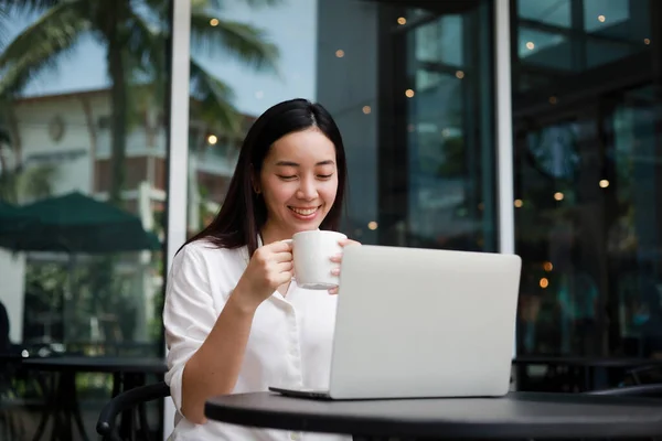 Asiatin Arbeitet Mit Computer Laptop Und Trinkt Kaffee Café Lächeln — Stockfoto