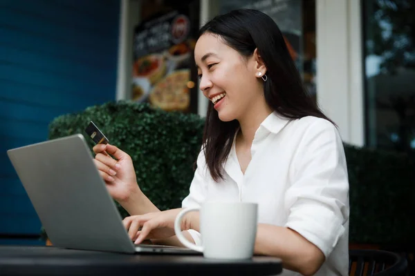 Asian Woman Shopping Online Credit Card Laptop Computer Coffee Shop — Stock Photo, Image