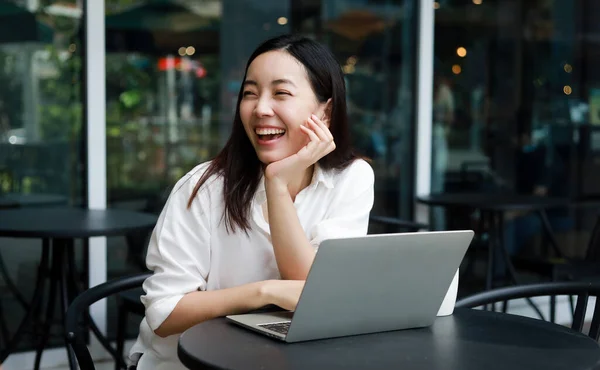 Asiatin Arbeitet Mit Computer Laptop Und Trinkt Kaffee Café Lächeln — Stockfoto