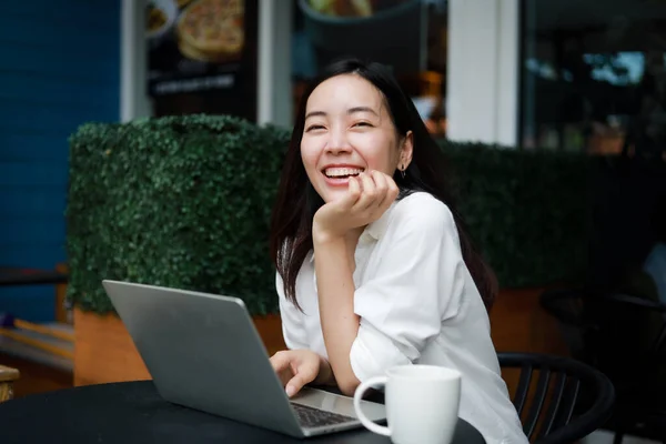 Asiatin Arbeitet Mit Computer Laptop Und Trinkt Kaffee Café Lächeln — Stockfoto