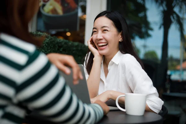 Bilgisayarla Çalışan Asyalı Kadın Kahve Dükkanında Kahve Içiyor Gülümsüyor Arkadaşlarıyla — Stok fotoğraf