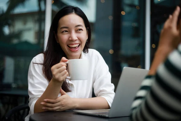 Азиатская Женщина Работающая Компьютером Ноутбук Пить Кофе Кафе Улыбка Счастливое — стоковое фото