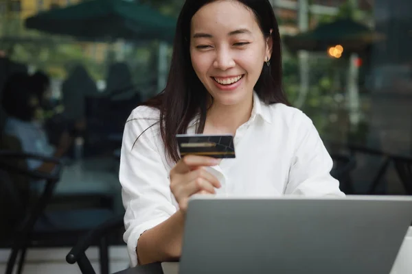 Asiatisk Kvinna Handla Online Med Kreditkort Och Bärbar Dator Caféet Stockbild