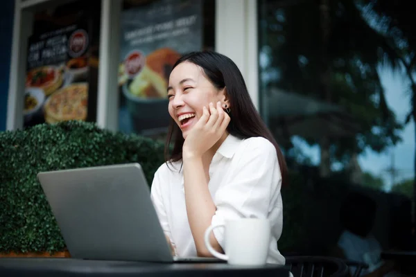 Mujer Asiática Trabajando Con Computadora Portátil Beber Café Cafetería Sonrisa Imagen de stock