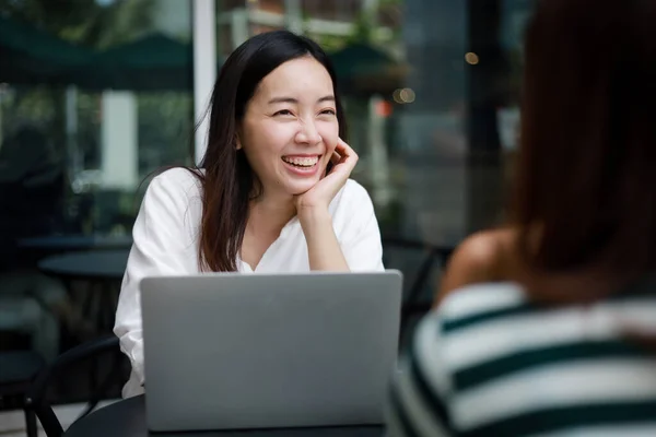 Asiatin Arbeitet Mit Computer Laptop Und Trinkt Kaffee Café Lächeln lizenzfreie Stockfotos