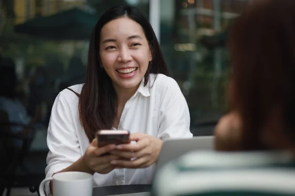 Asiatisk Kvinna Arbetar Med Dator Laptop Och Dricka Kaffe Kafé Royaltyfria Stockfoton