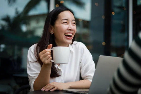 Mujer Asiática Que Trabaja Con Computadora Portátil Beber Café Cafetería Imagen de archivo