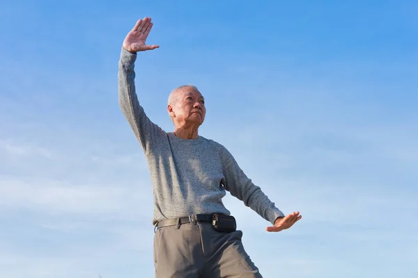Asian Senior Old Man Practice Taichi Chinese Kungfu Beach — Stock Photo, Image