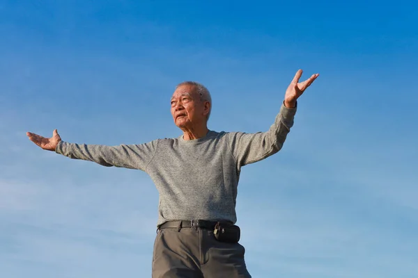 Orang Tua Asia Senior Berlatih Taichi Kungfu Cina Pantai Stok Foto Bebas Royalti