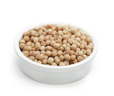 Beyaz kasede çiğ fındık.