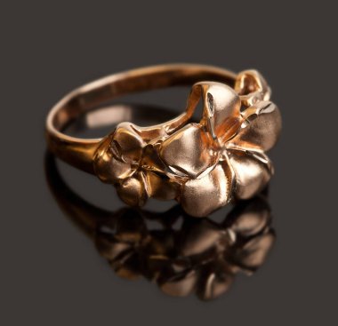 Siyah arkaplanda altın bir yüzük