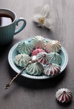 Bir fincan çayla sakin bir hayat