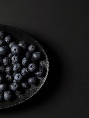 Siyah arkaplanda taze yaban mersini.