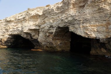 Kayalıklardaki mağaralar. Tarkhankut Burnu. Kırım.