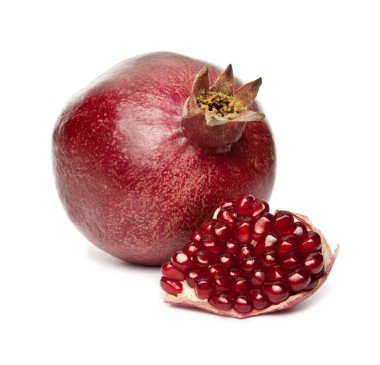 Olgun nar meyvesi beyaz arkaplanda izole edilmiş.