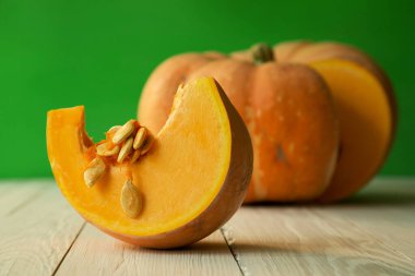 Kabak yeşil zemin üzerine