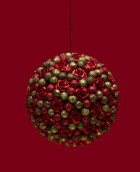 Bola Natal Fundo Vermelho — Fotografia de Stock