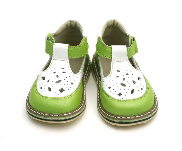 白い靴に隔離された緑の靴のペア — ストック写真