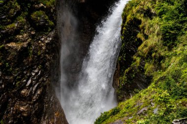 Yaz aylarında kuzey Sikkim Şelale manzaralı bir orta boy