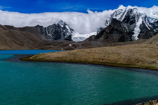 Lago Gurudongmar Verão Com Picos Gêmeos Horizonte — Fotografia de Stock