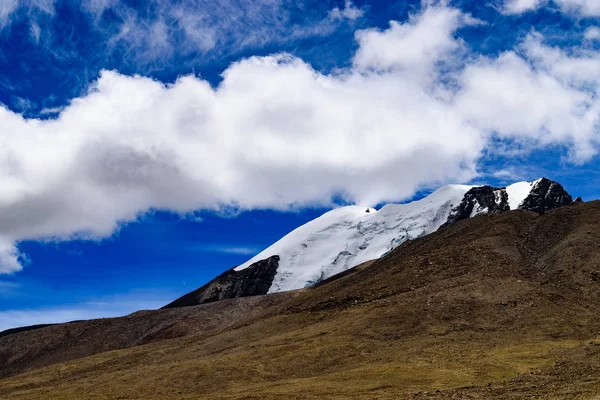 Pico Montanha Coberto Neve Com Nuvens Tocando Pico — Fotografia de Stock