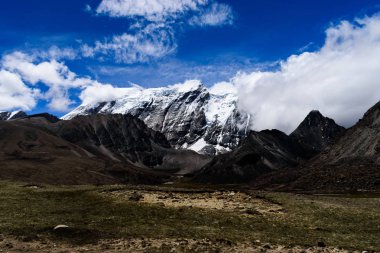 Himalaya dağ doğal görünümünü Gurudongmar Gölü giderken 