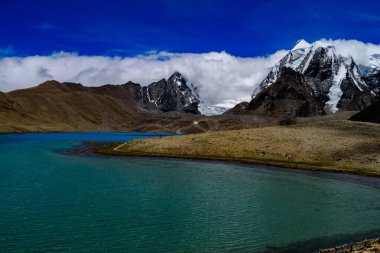 Gurudongmar Gölü ile ikiz karla kaplı tepeler