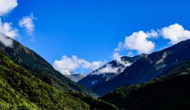 Himalaya Dağları yüzen bulutlar