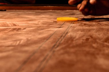 Karambol oyunu oynarken kişi
