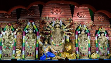 Devi Durga Puja Pandel içinde tüm ailenin Kalküta