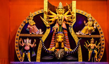 Maa Durga bambu sopalarla yapılan bir Idol