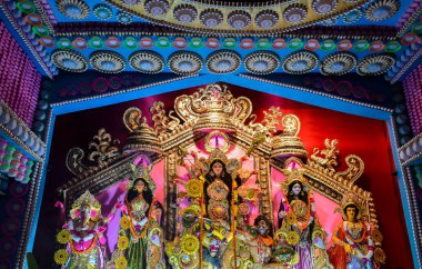 Puja Padel içinde güzel bir manzara Plastik sepetler şişe vb gibi ev malzemelerden yapılmış.