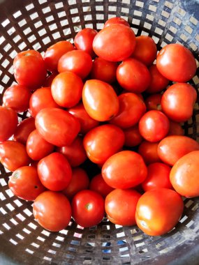 Sepet tam olarak Olgun kırmızı domates  