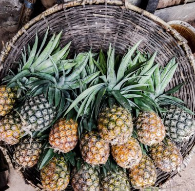 Bir sepet bir pazarda ananas dolu