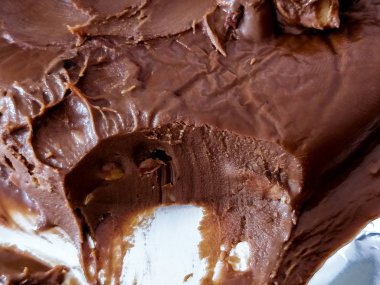 Bak, işte hiçbir metafizik gibi çikolata yeryüzünde