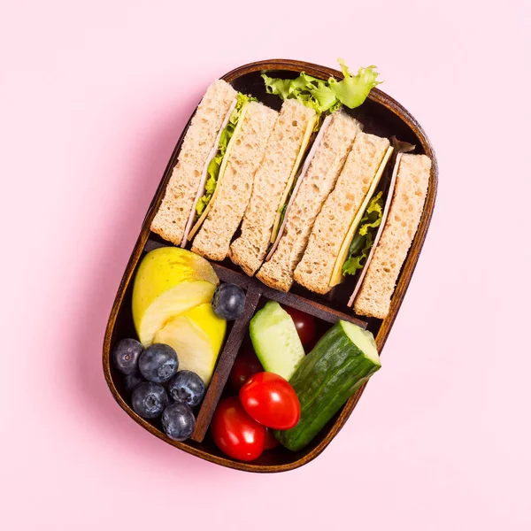 学校木制午餐盒配三明治 — 图库照片