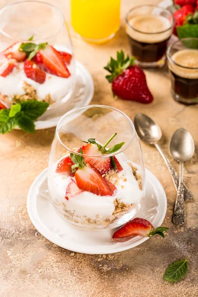 Desayuno saludable con granola y bayas —  Fotos de Stock