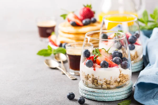 Desayuno con granola, tortitas y bayas —  Fotos de Stock