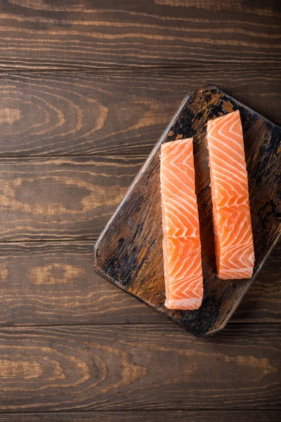 Filetto di salmone crudo fresco, steso piatto — Foto Stock