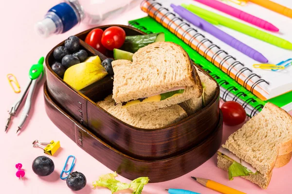 Scatola pranzo scuola in legno con panini — Foto Stock