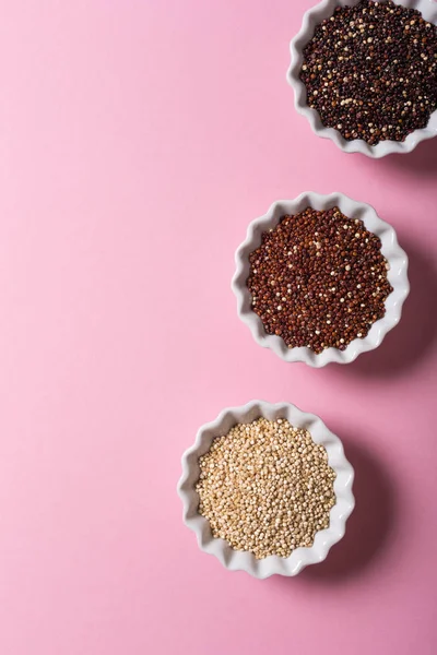 Quinoa em taças brancas — Fotografia de Stock