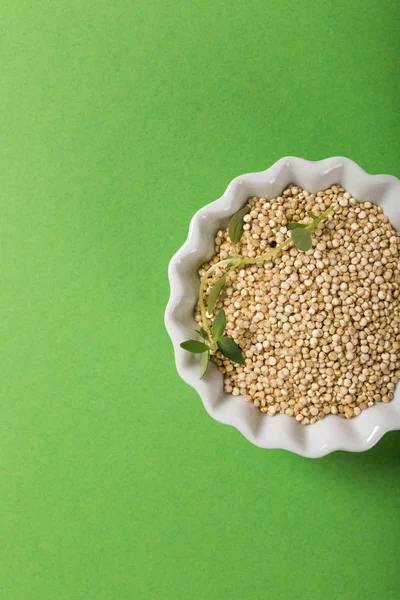 Quinoa em taças brancas — Fotografia de Stock