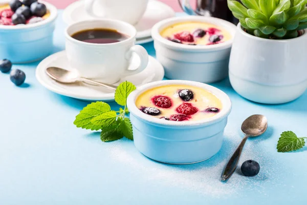 Tradițional franceză dulce desert de fructe clafoutis — Fotografie, imagine de stoc