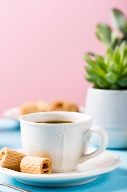 Gofretli iki fincan kahve.