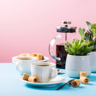 Gofretli iki fincan kahve.