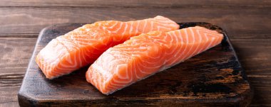 Taze Çiğ somon fileto, düz yatıyordu